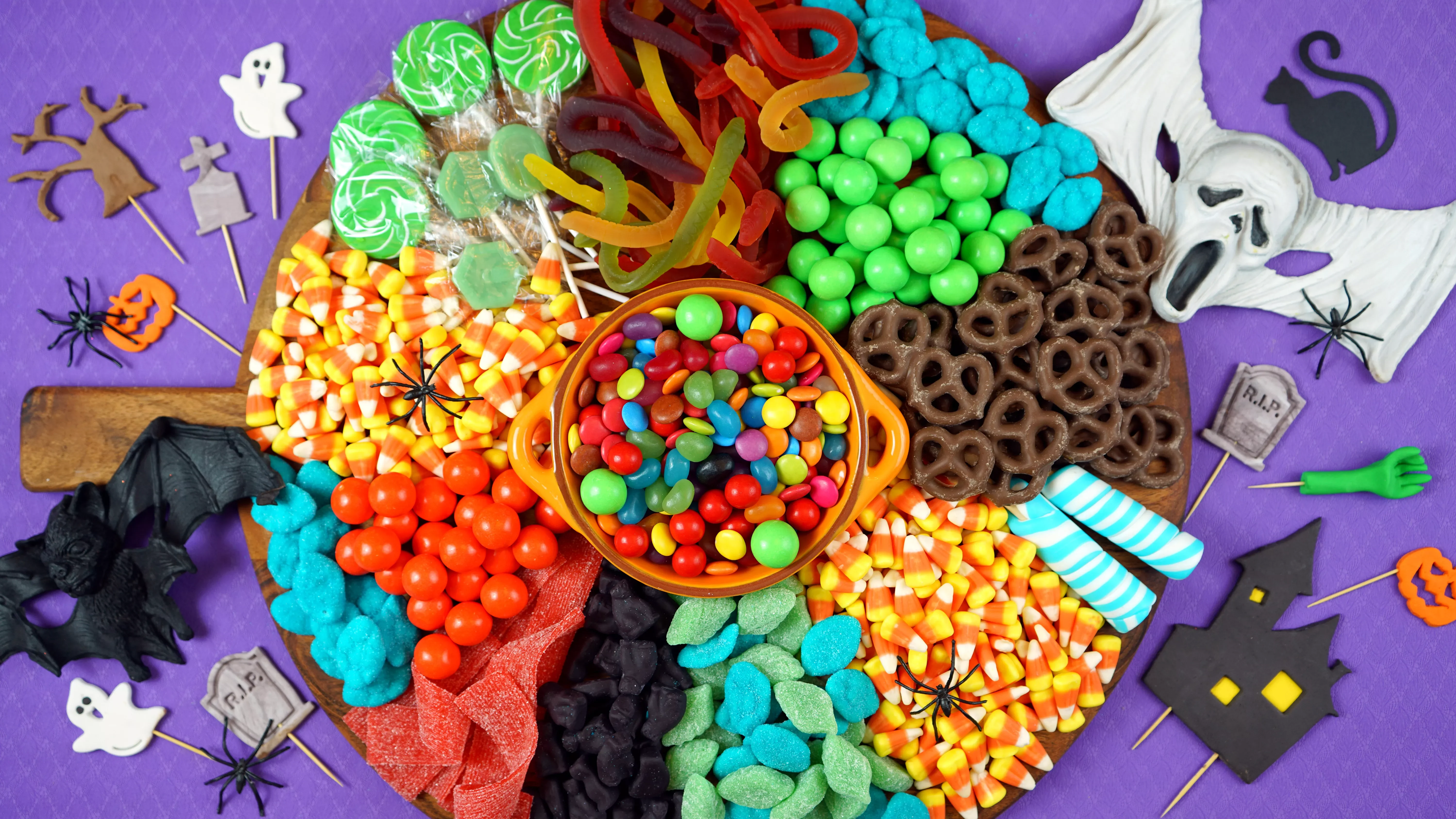 23 Spooky Halloween Charcuterie Board Ideas to Inspire You 6 Sweet Halloween Charcuterie Board