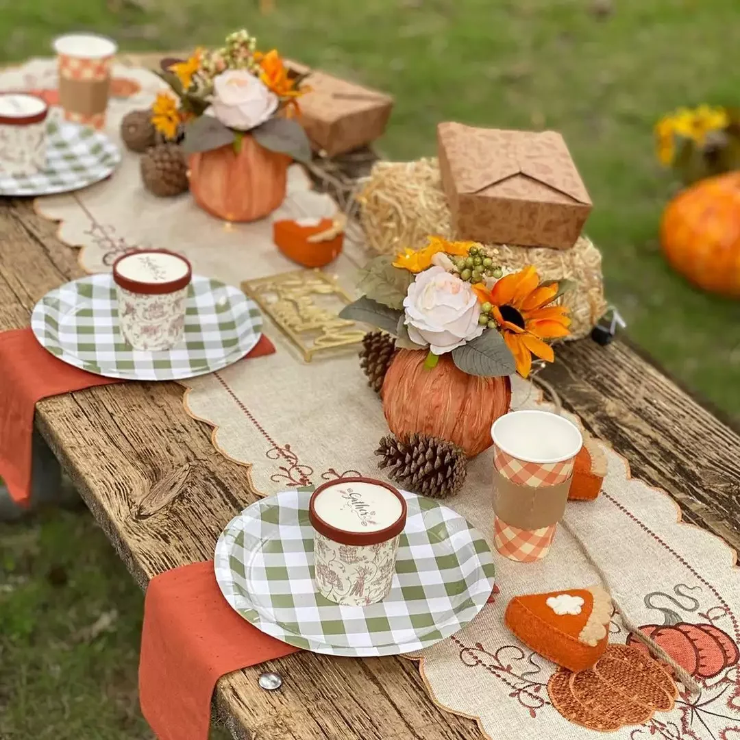 62 Stunning Thanksgiving Table Ideas That Will Wow Your Guests 11 Thanksgiving Picnic Table