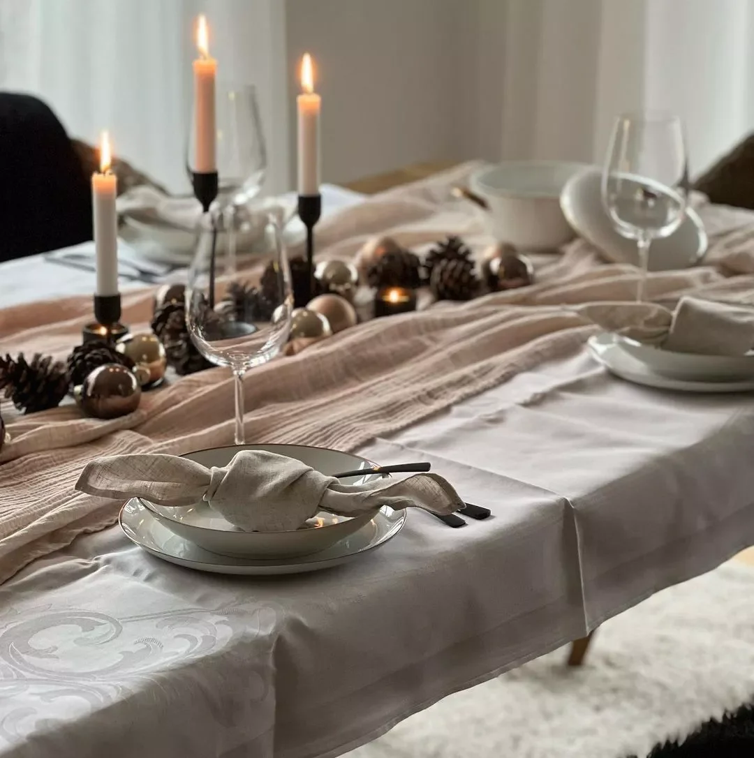 14 Stunning Christmas Napkin Folding Techniques to Transform Your Holiday Table 13 The Casual Christmas Knot
