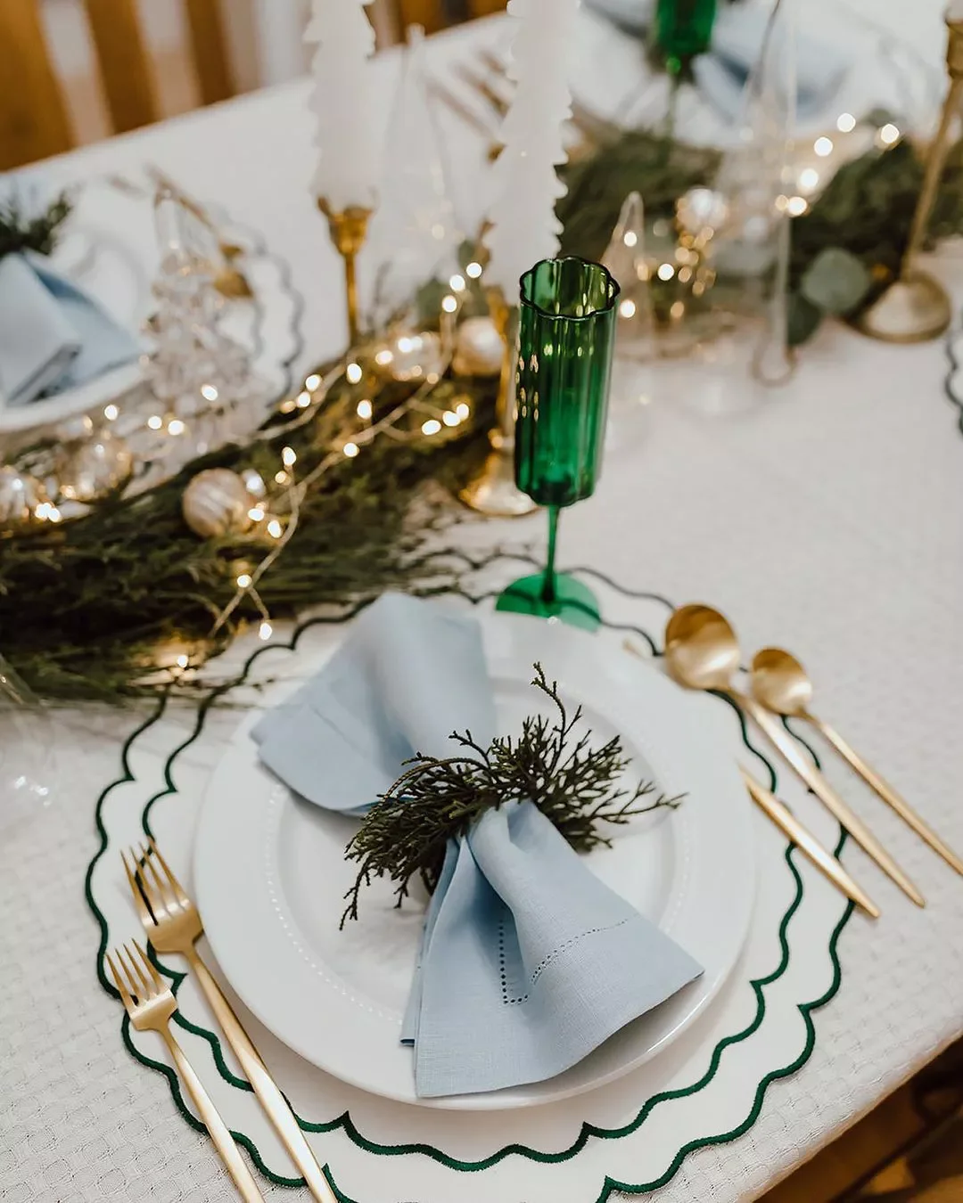 14 Stunning Christmas Napkin Folding Techniques to Transform Your Holiday Table 7 The Effortlessly Put-Together Fold