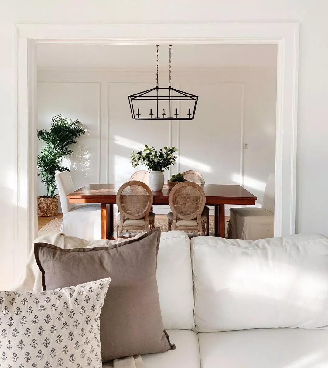 52 Gorgeous Spring Table Centerpiece Ideas to Transform Your Dining Space 16 Think Tall