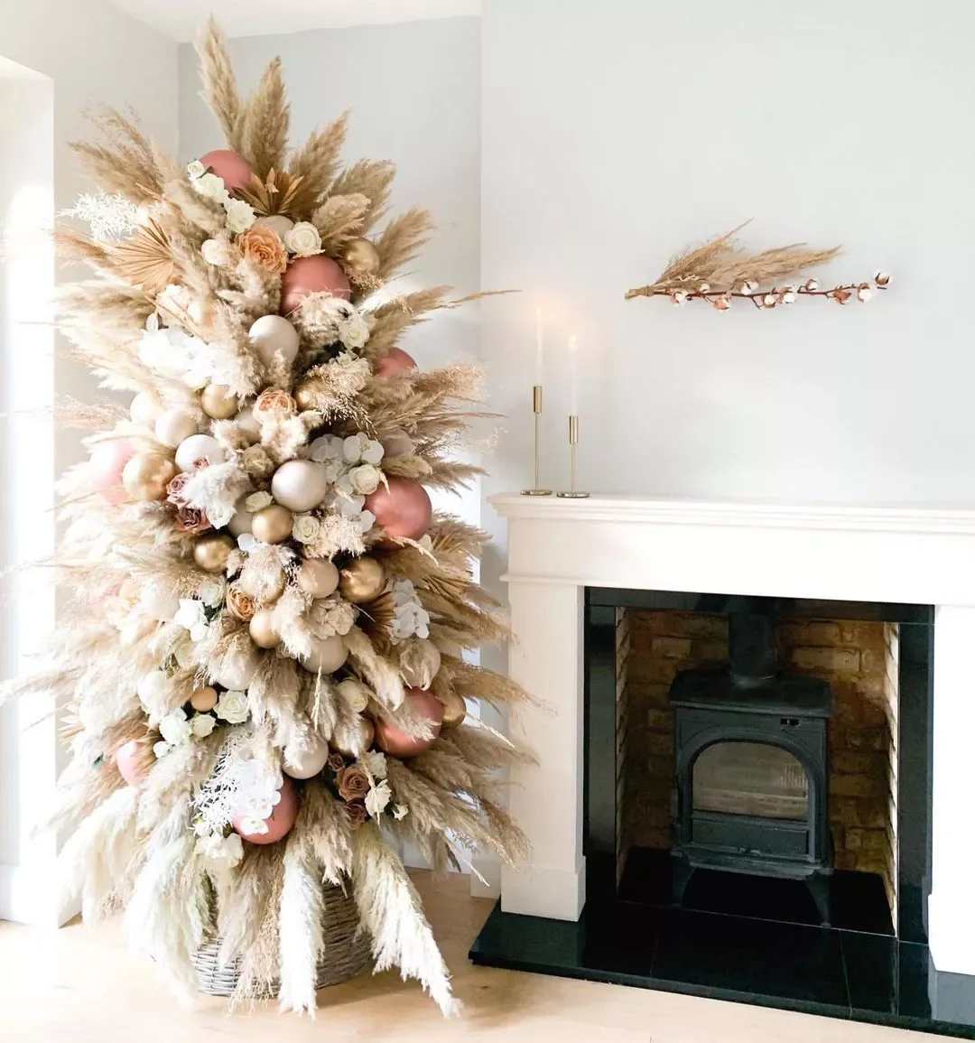 19 Stunning Pampas Grass Christmas Tree Ideas for Your Boho Holiday Style 4 Throw in Some Faux Flowers
