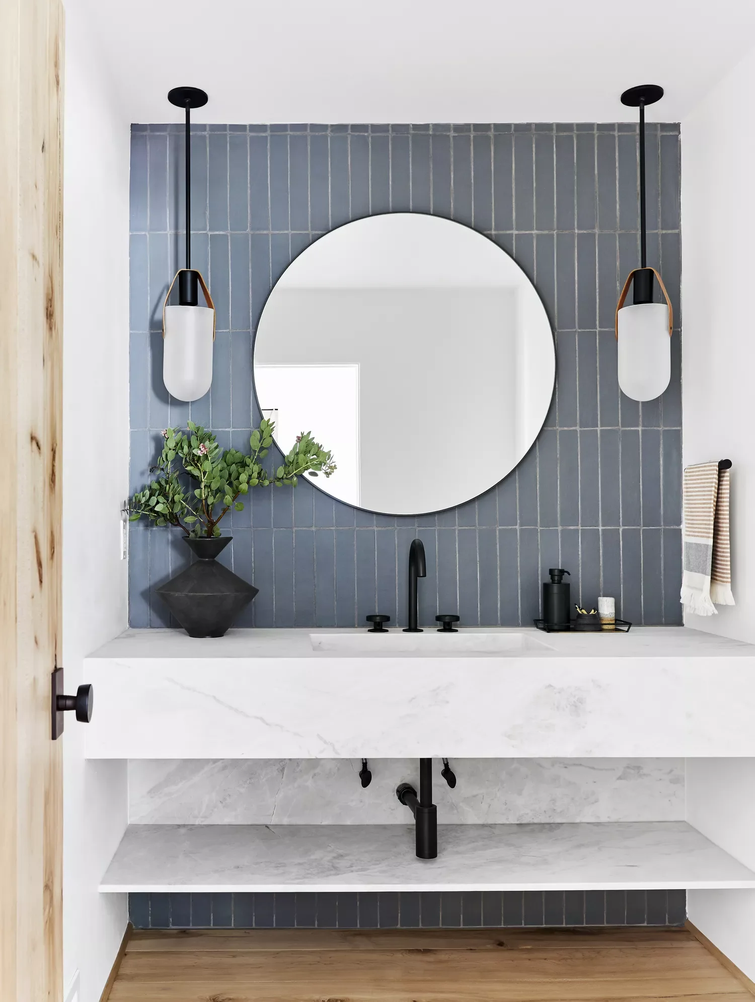 18 Beautiful Beige Bathroom Ideas That Minimalists Absolutely Adore 8 Throw in the Towel
