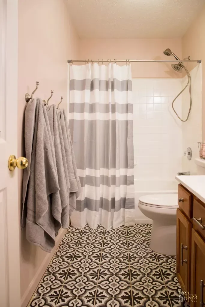 32 Shower Curtain Ideas to Transform Your Bathroom with Maximum Style 21 Throw in the Towels