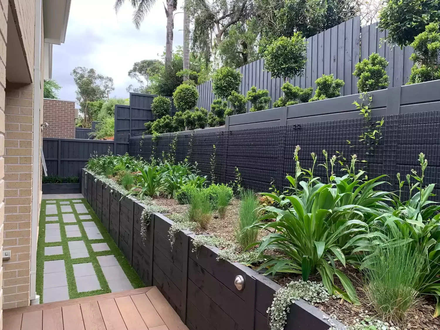 42 Stunning Retaining Wall Ideas to Transform Your Landscape Timber Retaining Walls