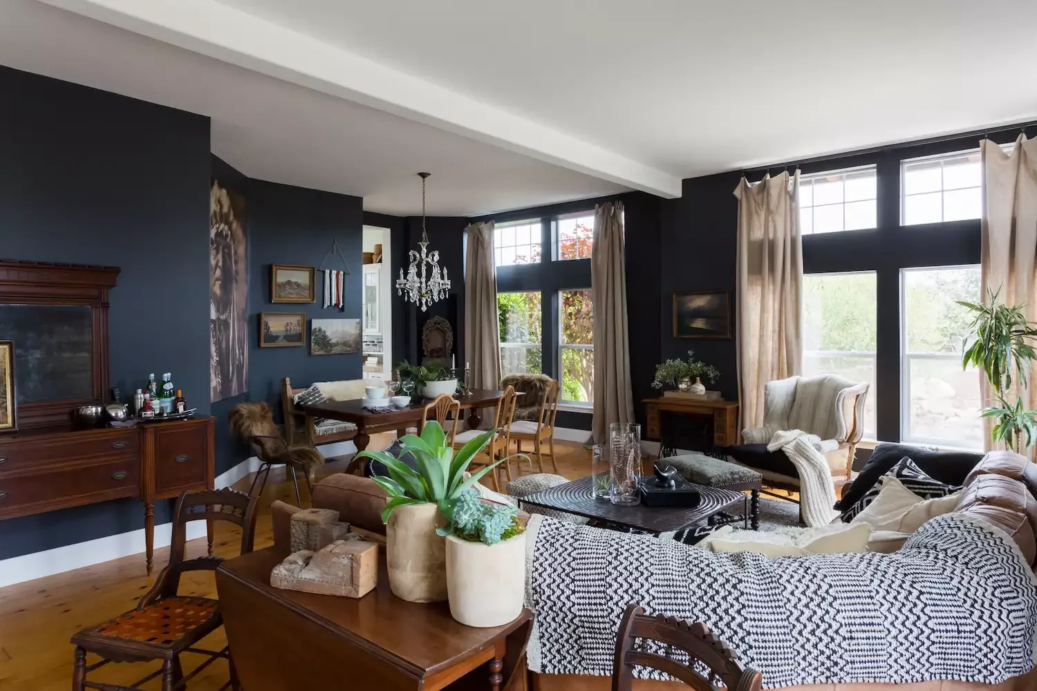 39 Bold Black Living Room Ideas That Will Transform Your Space Into Something Extraordinary 6 Traditional Black Living Room