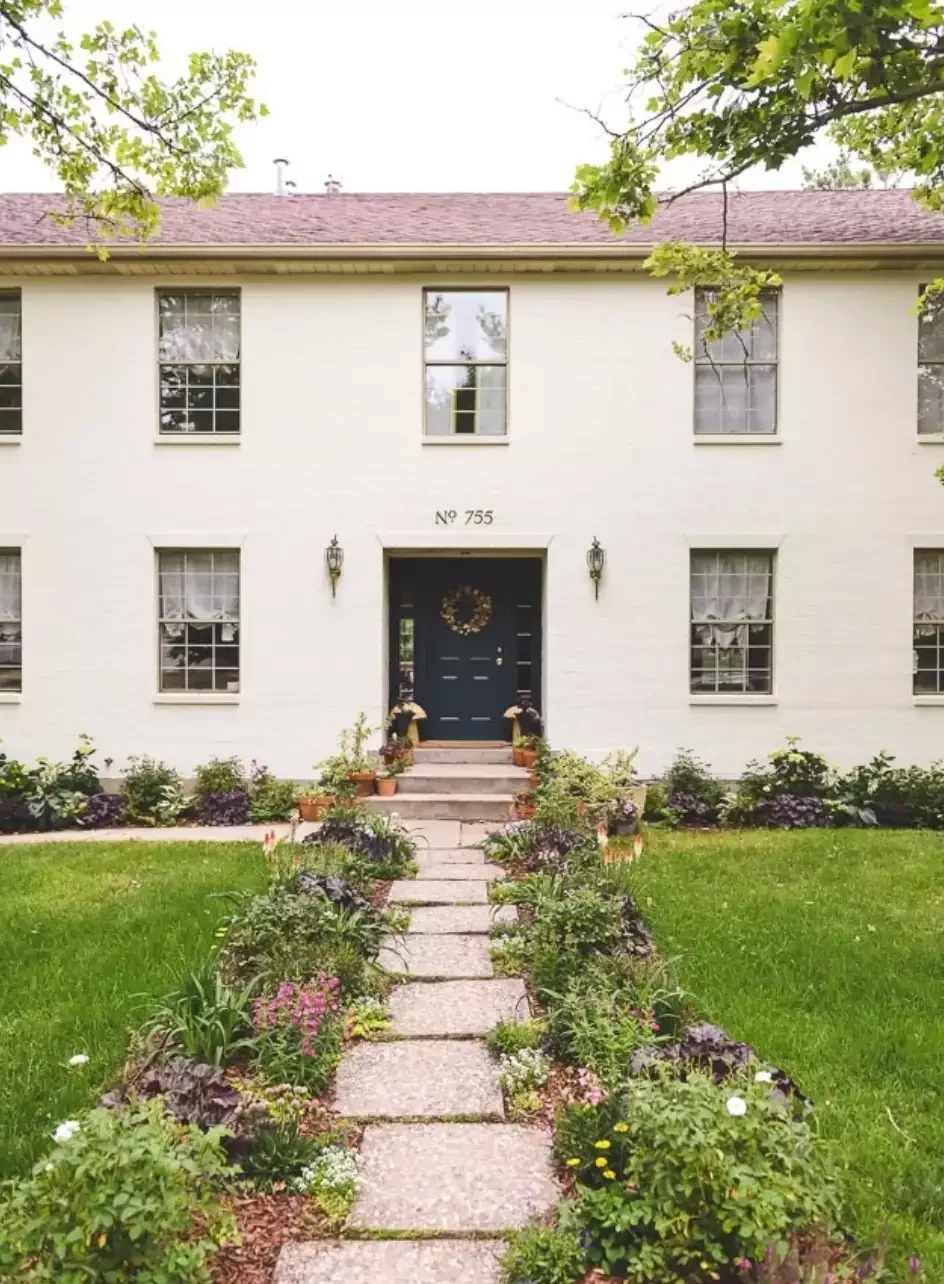 18 Stunning White Brick House Ideas to Transform Your Home's Exterior 9 Traditional Brick House
