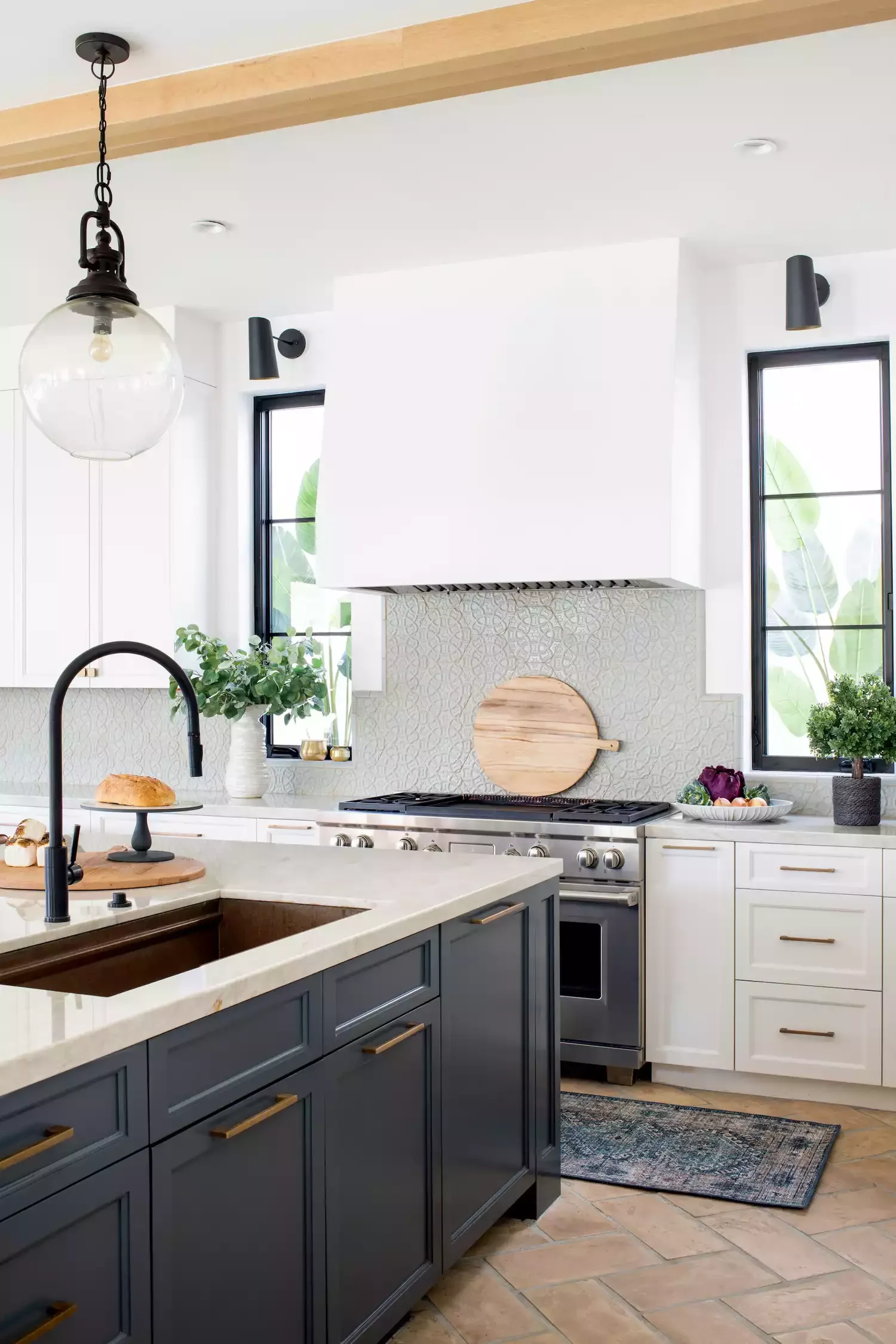 37 Timeless Traditional Kitchen Designs That Create the Perfect Cozy Home 19 Traditional Color Scheme