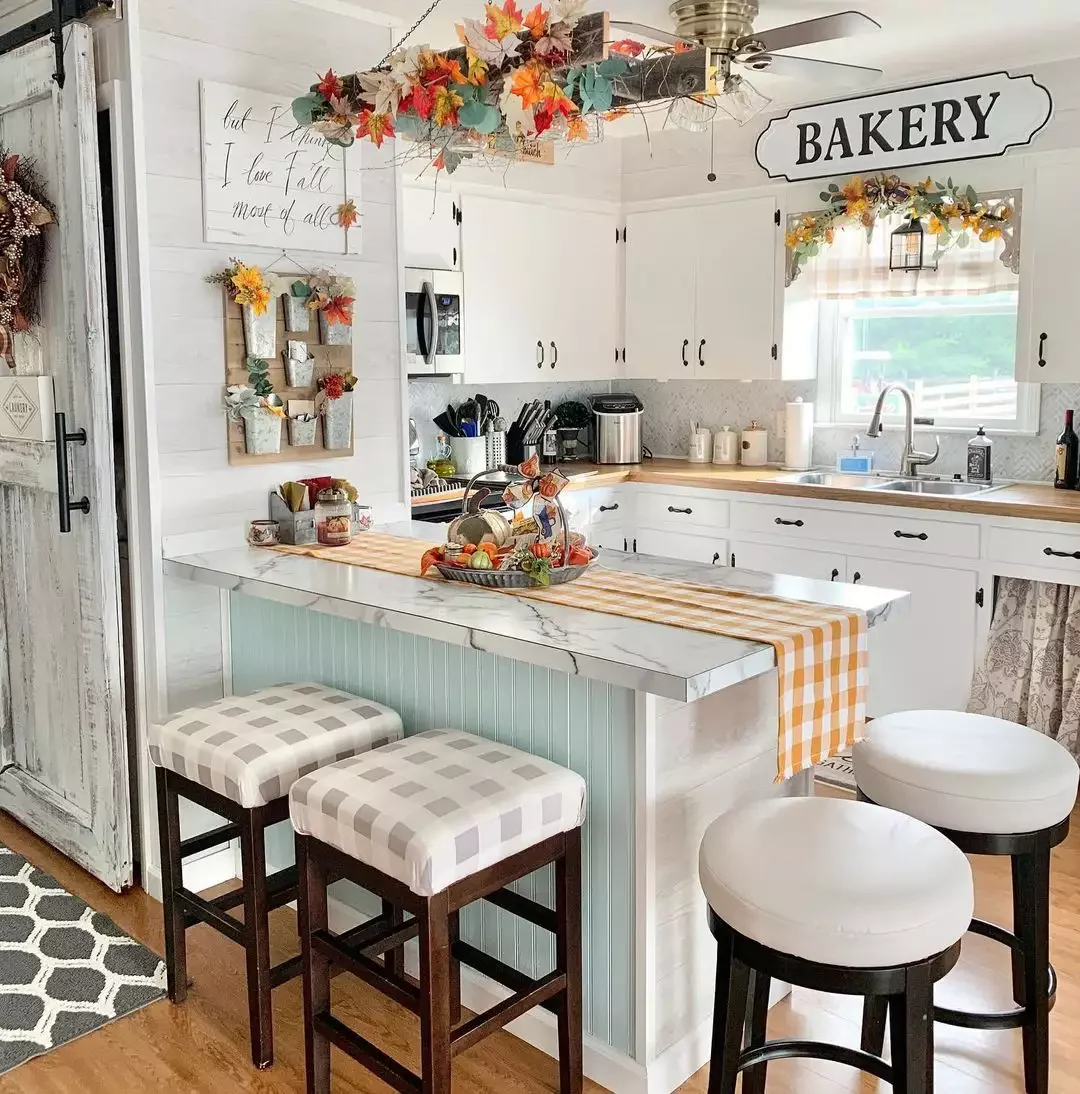 24 Subtle Fall Kitchen Decorating Ideas That Bring Perfect Autumn Warmth 1 Traditional Decor