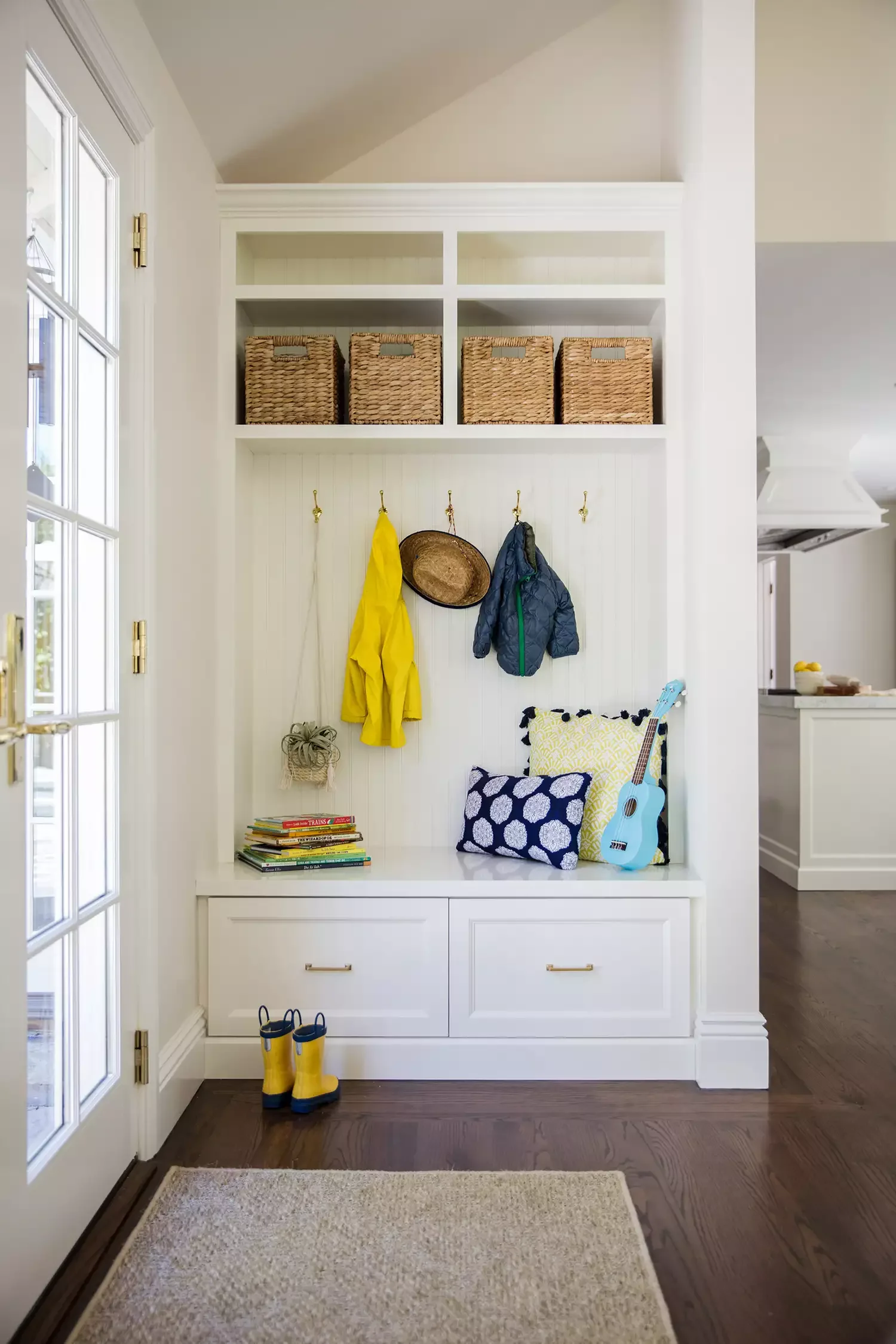 25 Stunning Mudroom Bench Ideas That Combine Style and Storage 6 Traditional Mudroom Bench