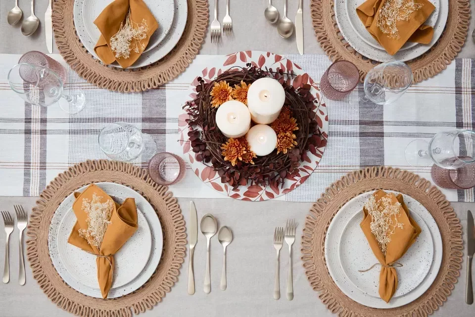 55 Stunning Thanksgiving Décor Ideas to Transform Your Home with Style 1 Traditional Thanksgiving Table