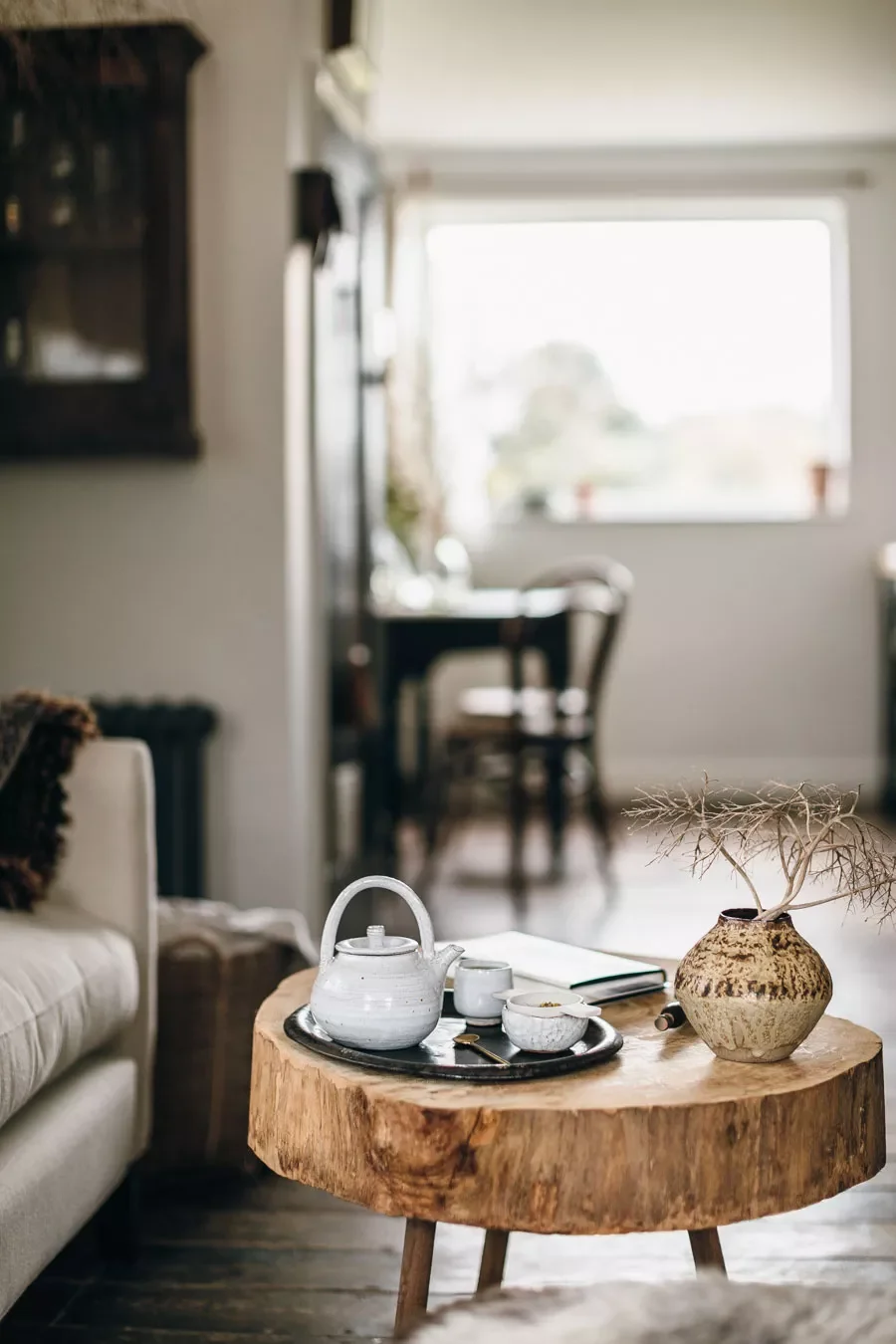 33 Autumn Living Room Ideas That'll Make Your Space Feel Incredibly Cozy 32 Tree Stump Coffee Table