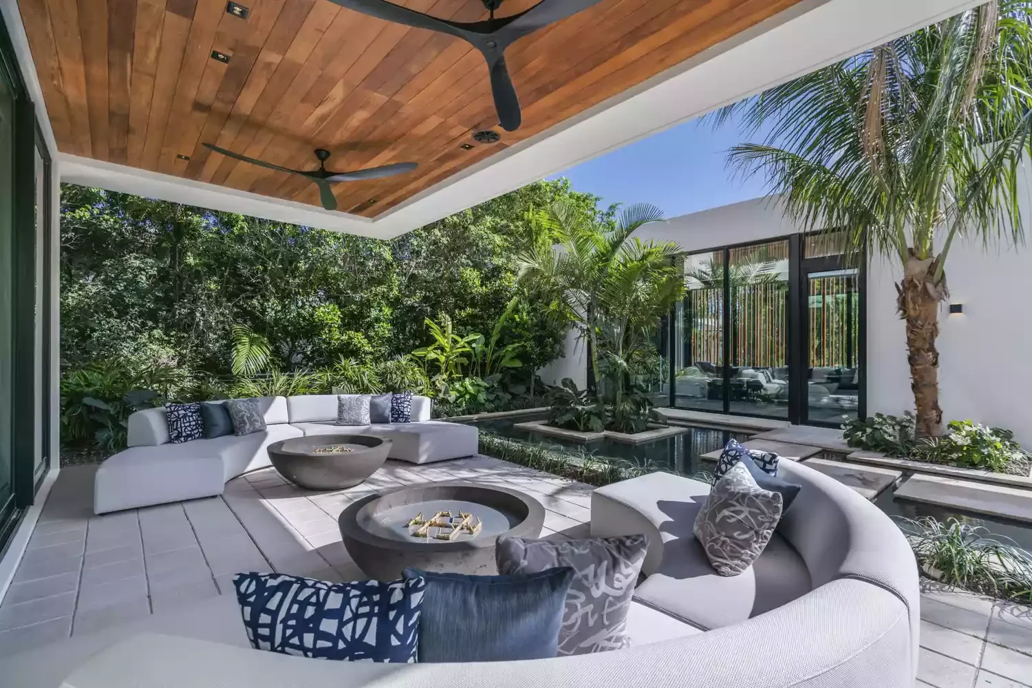 52 Beautiful Courtyard Ideas That Transform Your Outdoor Living Space Tropical Courtyard