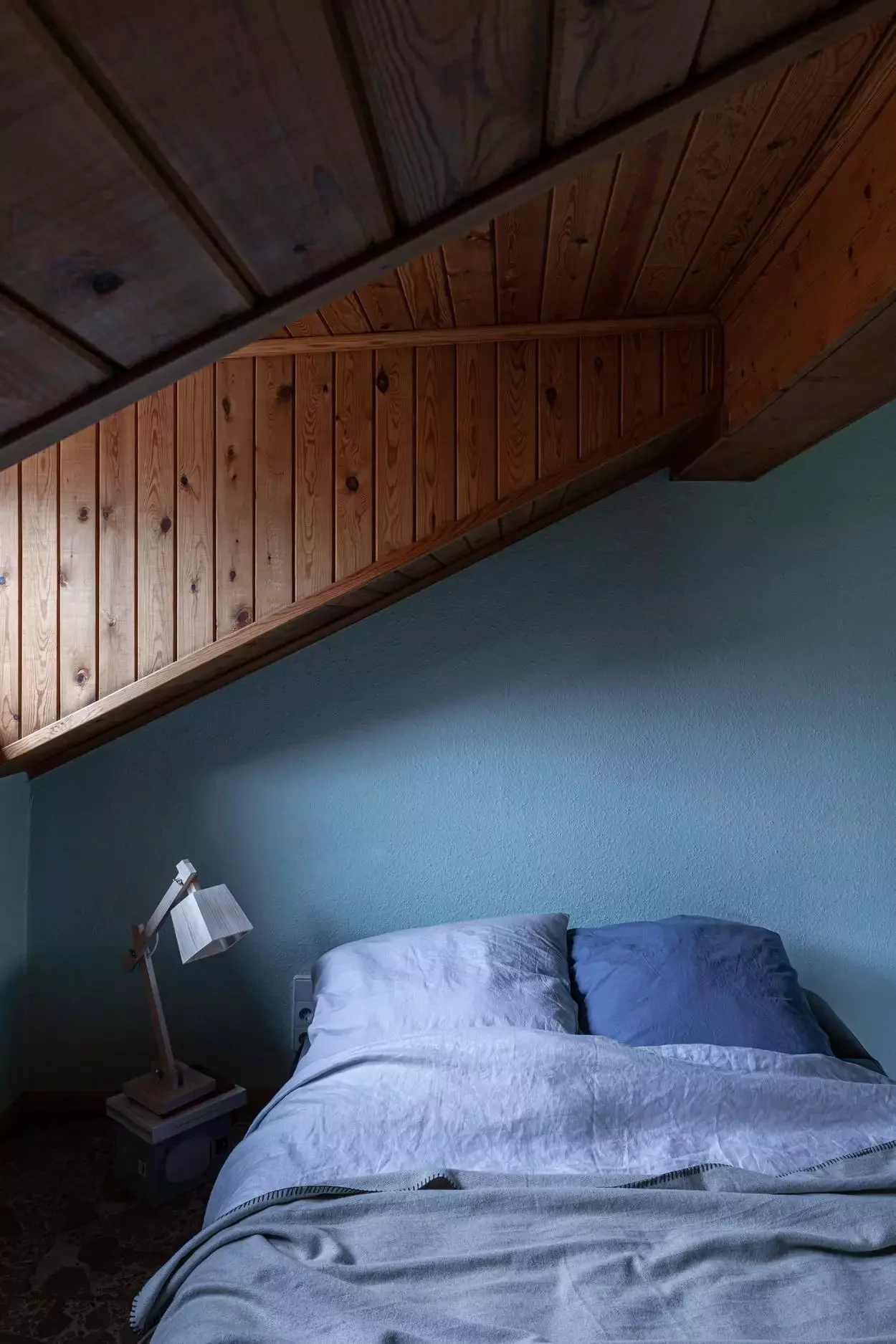 47 Beautiful Blue Room Inspirations to Transform Your Home 14 Try Blue Bedding