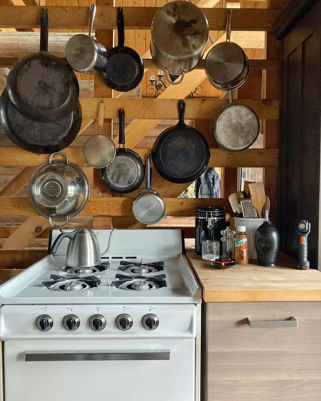 18 Cozy Cabin Kitchen Design Ideas That'll Make You Want to Move to the Mountains 18 Try This Storage Hack
