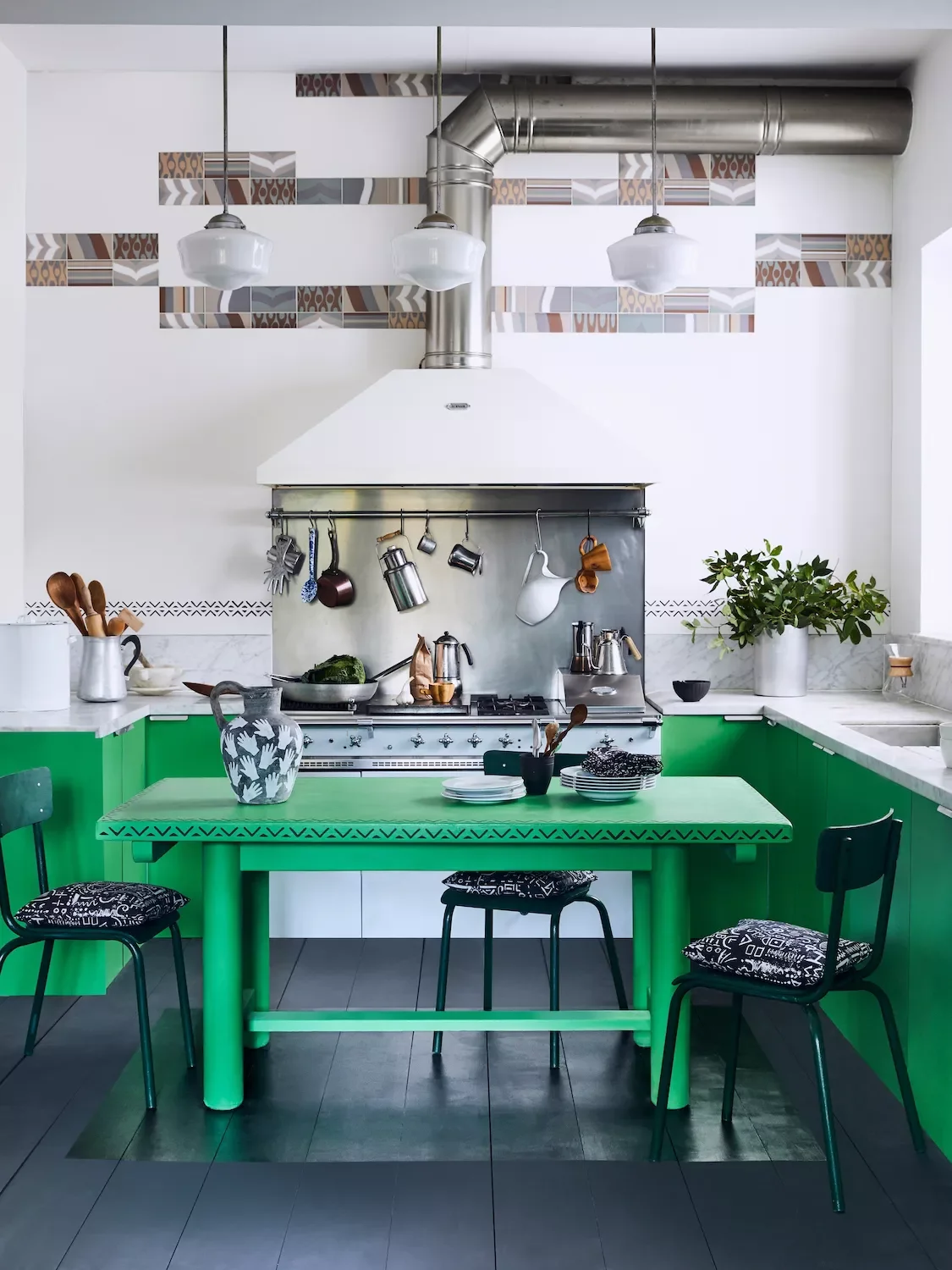 39 Green Kitchen Design Ideas That Never Go Out of Style Try Vivid Green Chalk Paint