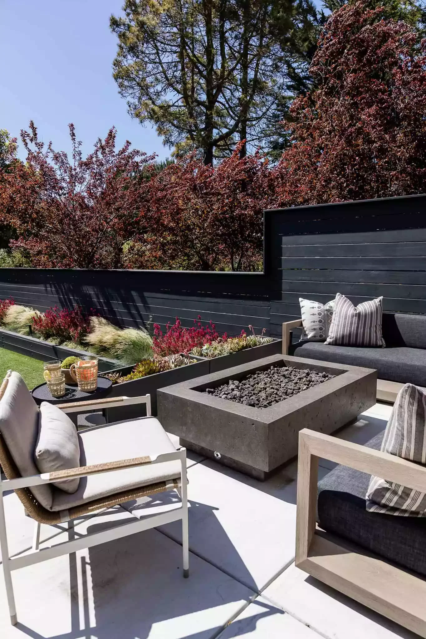 60 Garden Decor Ideas That Transform Your Outdoor Space Try a Black Wall