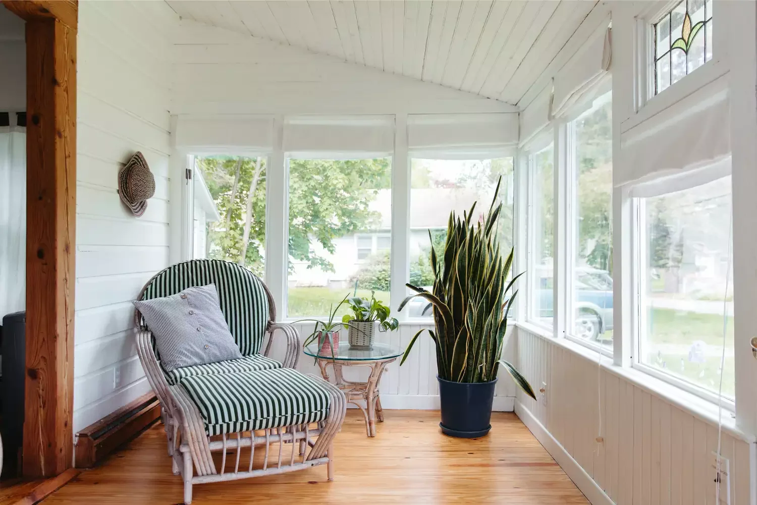 50 Stunning Sunroom Ideas That Transform Your Home Into a Light-Filled Paradise 11 Try a Chaise Longue