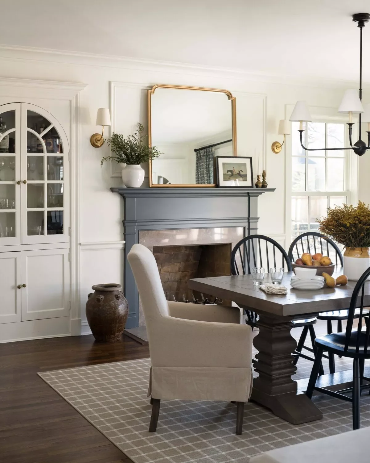 35 Beautiful Dining Room Rug Ideas That Will Transform Your Space 4 Try a Checkered Print