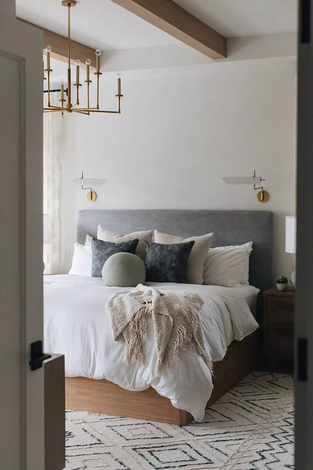 32 Stunning Gray and White Bedroom Ideas for a Classic Look That Never Goes Out of Style 26 Try a Few New Textures
