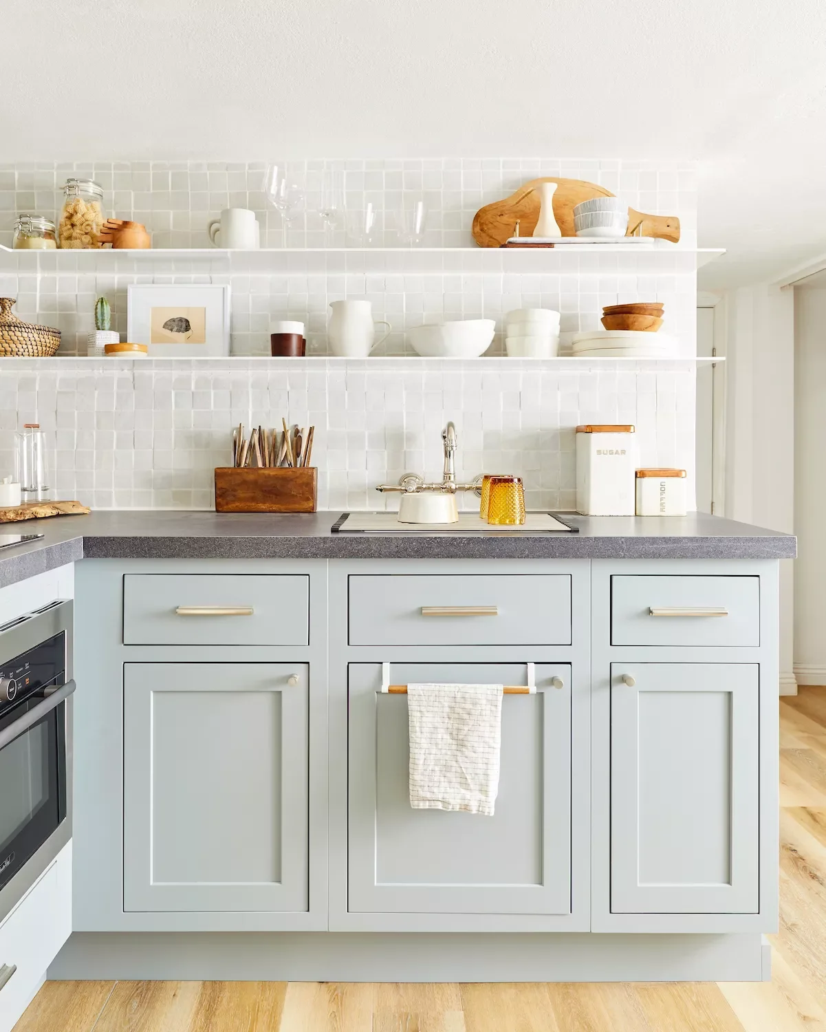 52 Creative Apartment Kitchen Ideas That Keep Your Security Deposit Safe 18 Try a Full-Wall Backsplash
