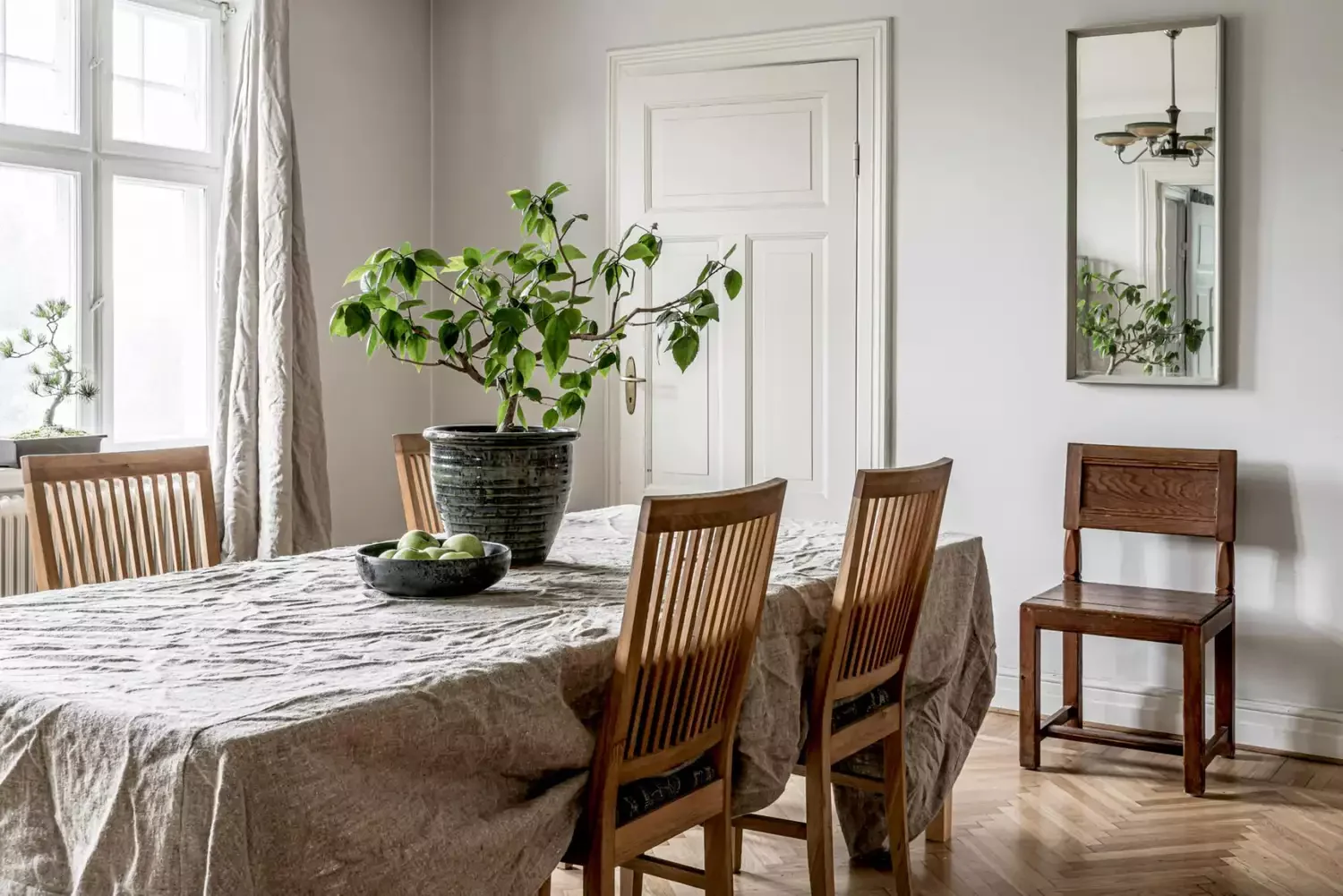 98 Stunning Dining Room Ideas to Transform Your Entertainment Space Try a Linen Tablecloth