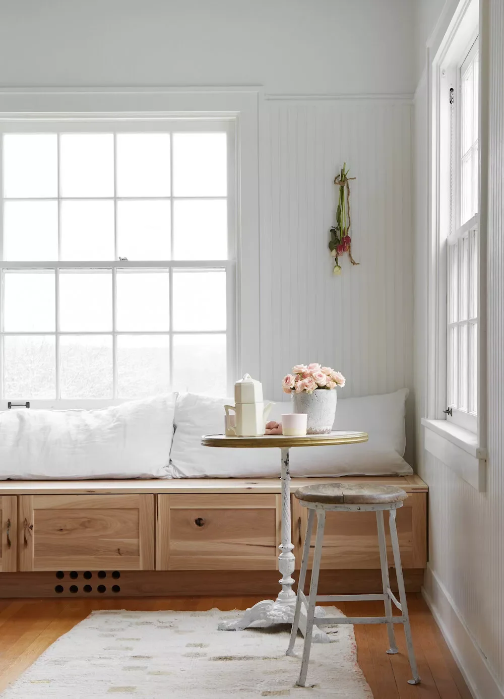 37 Creative Banquette Seating Ideas to Transform Your Home into a Cozy Cafe 4 Try a Loose Pillow Backrest
