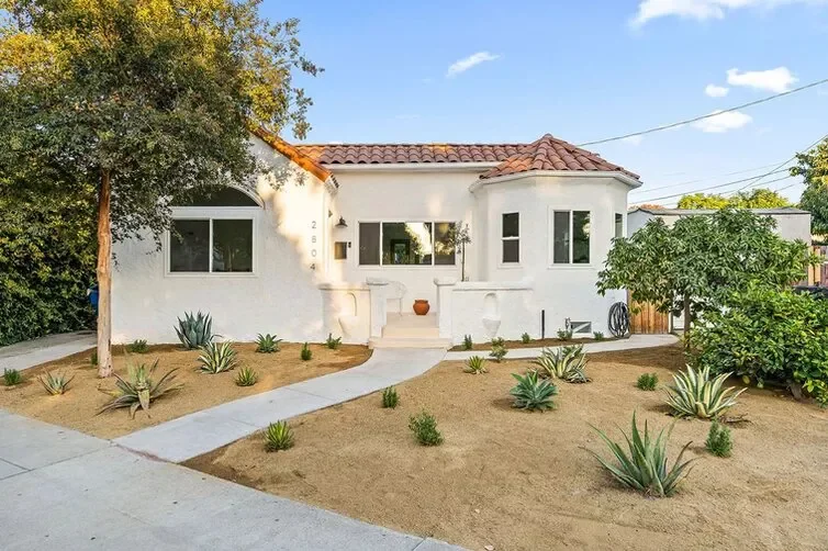 31 Stunning Front Yard Fence Ideas That Will Transform Your Home's Curb Appeal Try a Mini Built-In Fence