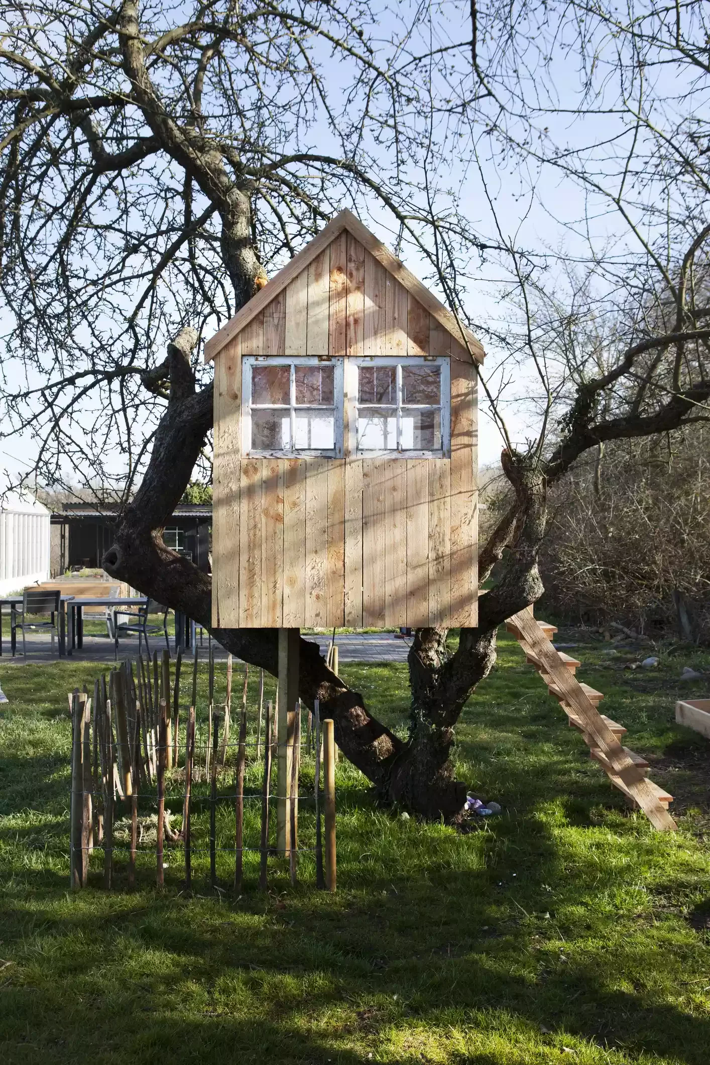 28 Amazing Treehouse Design Ideas That Will Transform Your Backyard 3 Try a Minimalist Treehouse