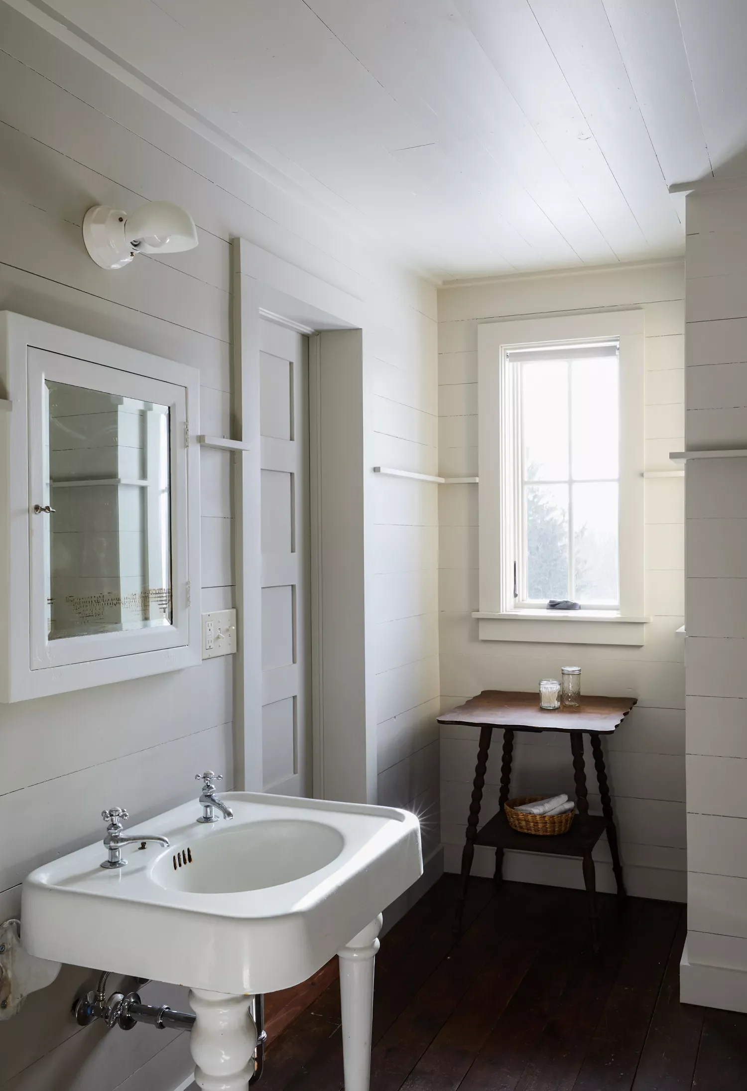 32 Stunning Modern Farmhouse Bathroom Ideas for Timeless Style 13 Try a Pedestal Sink