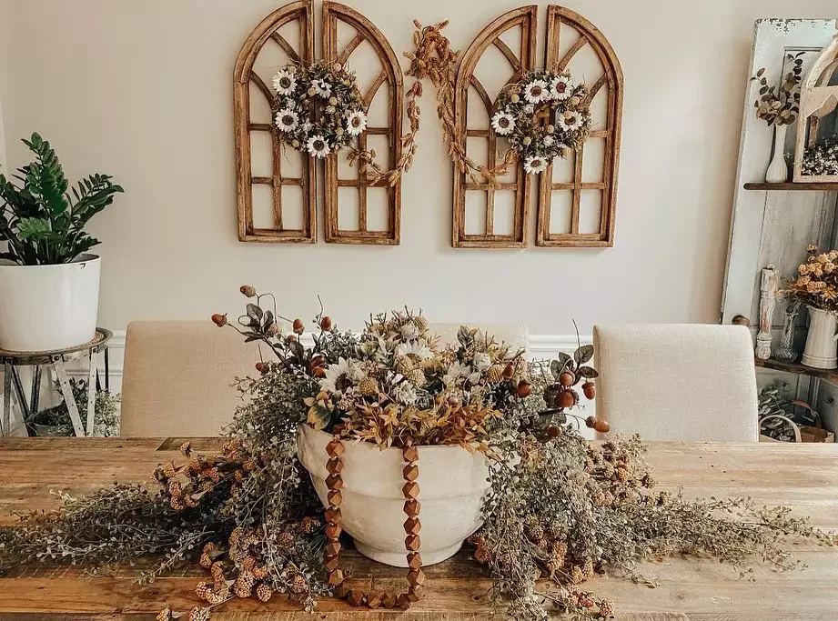 78 Beautiful Fall Table Decorating Ideas to Transform Your Seasonal Celebrations 3 Try a Rustic Arrangement