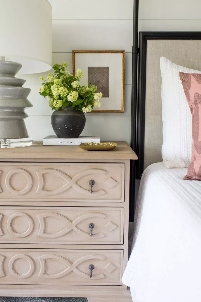 32 Creative Ways to Style Your Bedroom Walls 3 Try a Small Frame