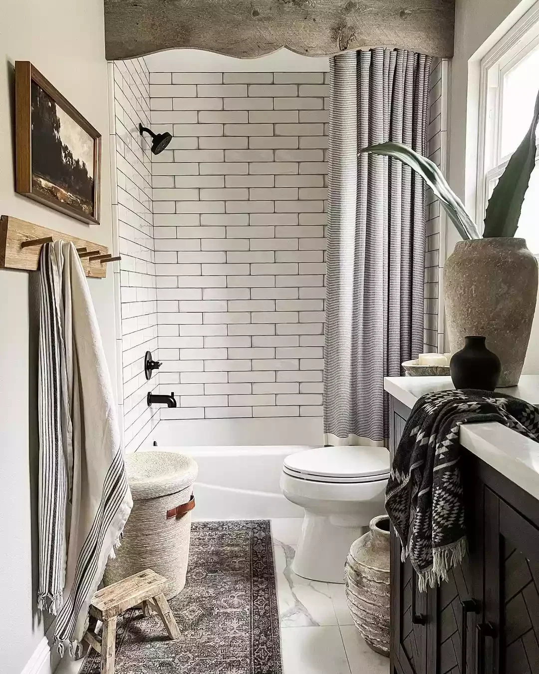 23 Brilliant Bathroom Rug Ideas That Will Transform Your Space 2 Try a Vintage-Style Runner