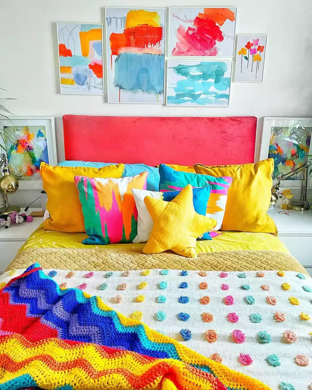 30 Cozy Bedding Ideas to Transform Your Bedroom Into a Dreamy Retreat 15 Turn Up the Color