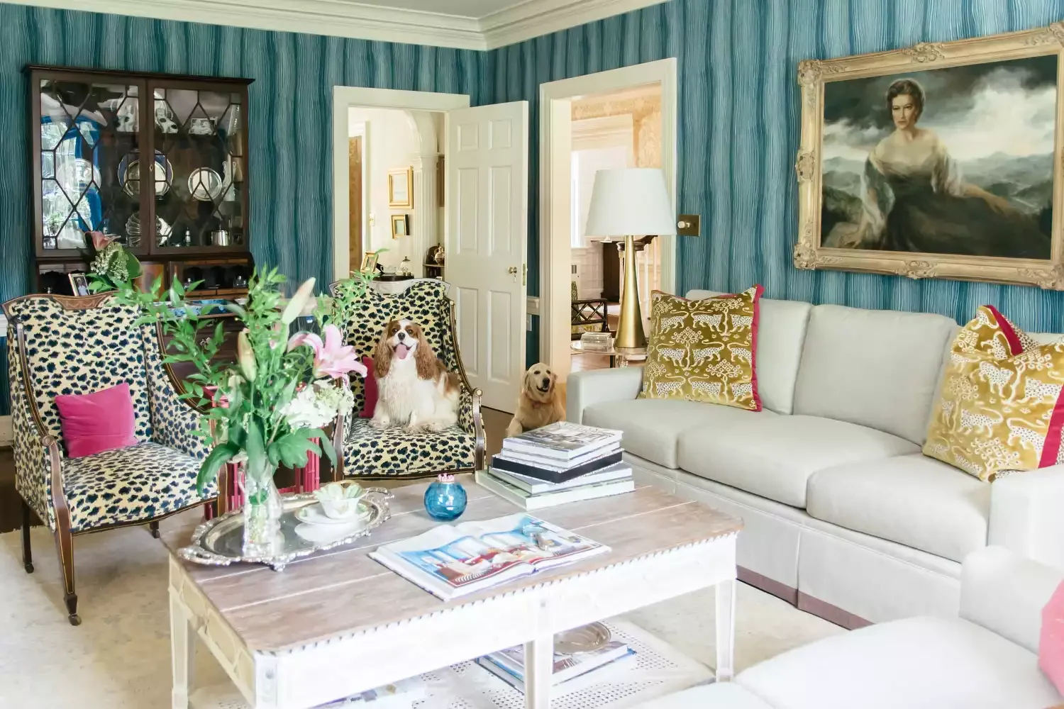 35 Stunning Living Room Wallpaper Ideas to Transform Your Space 4 Two-Toned Goodness