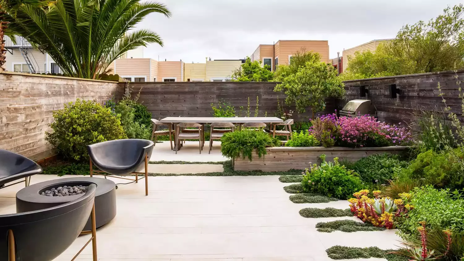 53 Stunning Privacy Fence Ideas to Transform Your Outdoor Space into a Private Paradise U-Shaped Privacy Fence