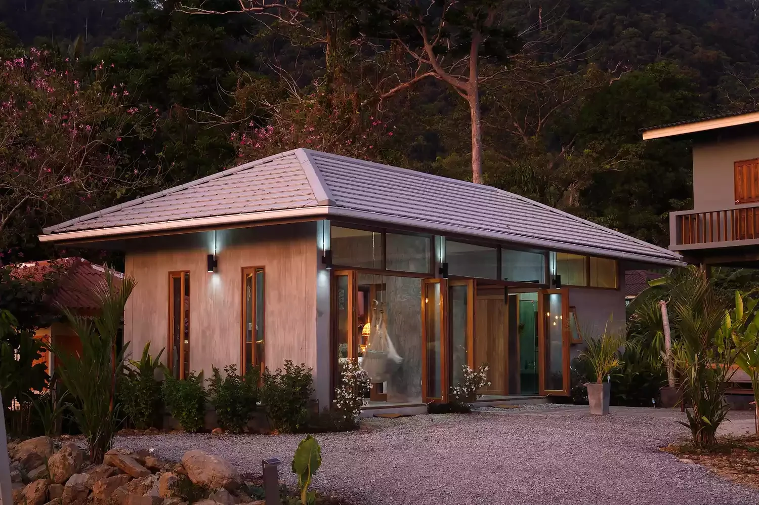 41 Stunning Outdoor Lighting Ideas That Will Transform Your Yard Into a Magical Space 29 Under-Eaves Lighting