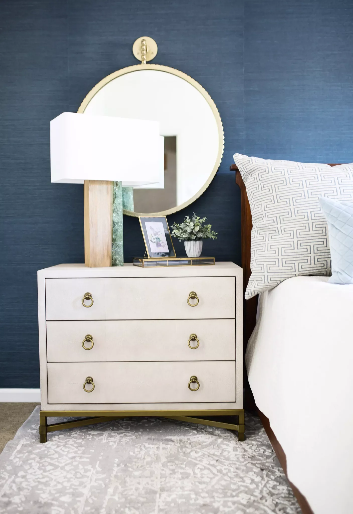 38 Charming Coastal Farmhouse Decorating Ideas to Transform Your Home 4 Unwind With Grasscloth Wallpaper