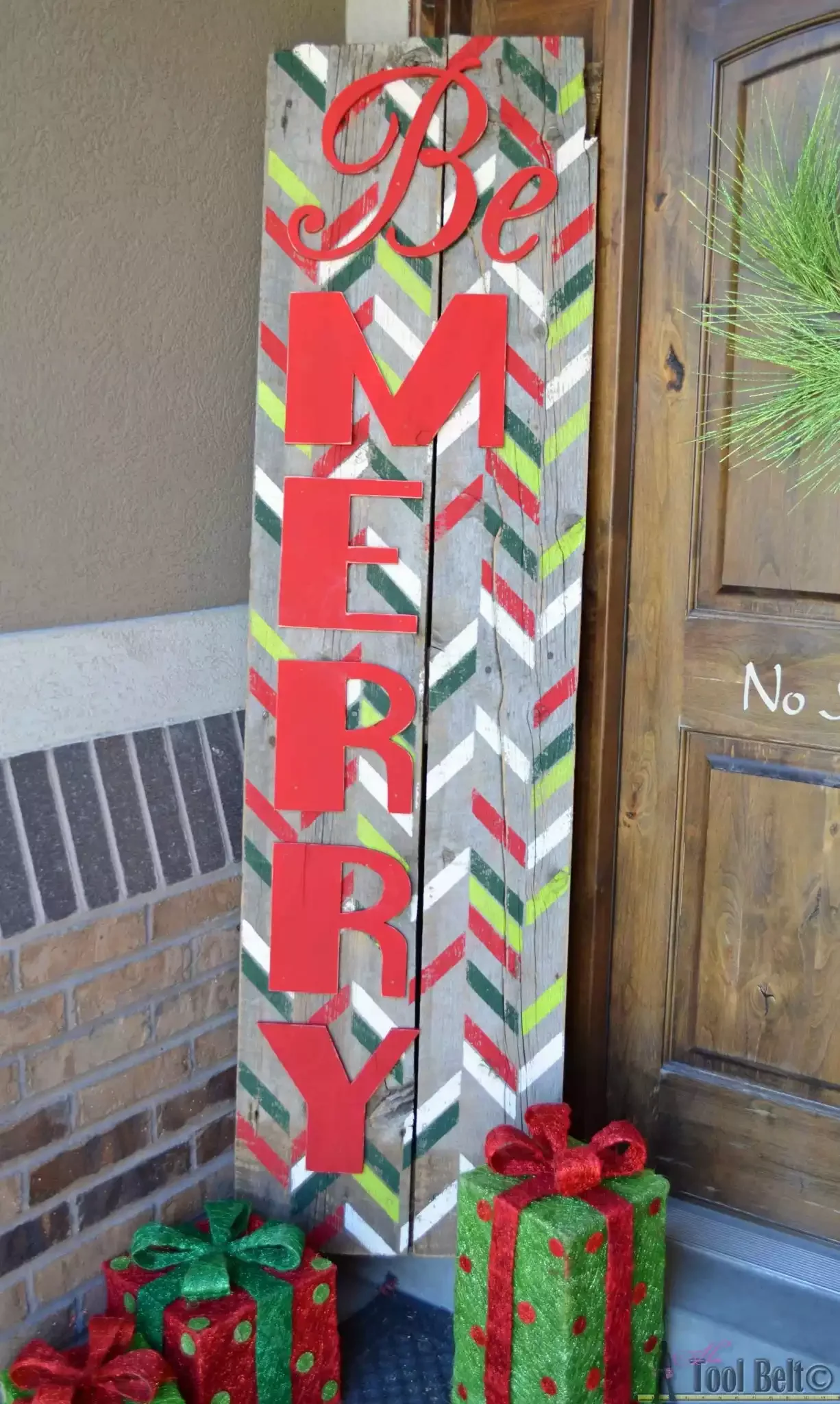 31 DIY Christmas Sign Ideas That Look Professionally Made Use Chevron Shapes