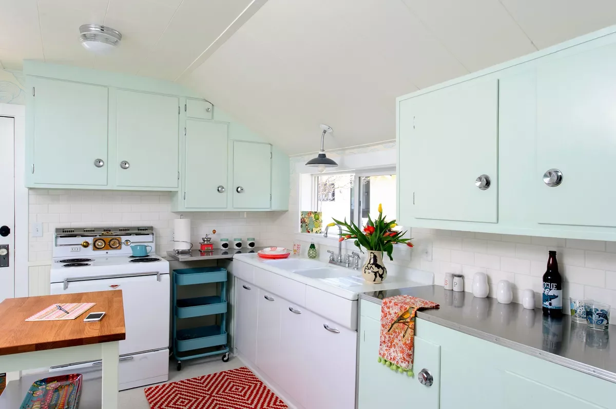 43 Stunning Midcentury Modern Kitchen Ideas to Transform Your Space 10 Use Flat-Front Cabinetry