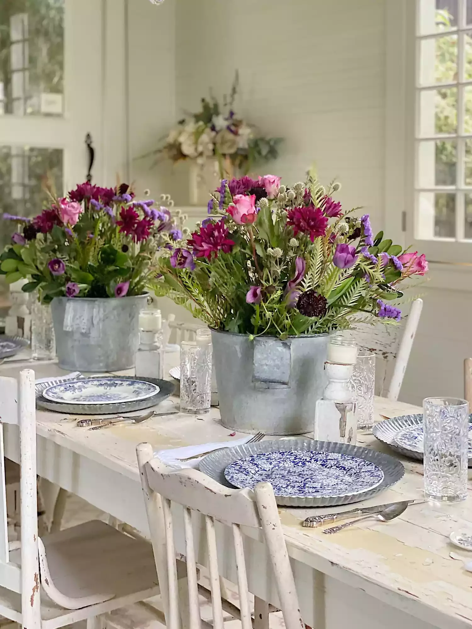 32 Modern Farmhouse Dining Room Ideas That Bring Rustic Warmth to Your Home Use Galvanized Accents