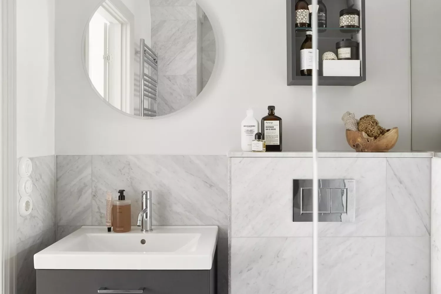 20 Brilliant Small Bathroom Tile Ideas That'll Transform Your Tiny Space 16 Use Large Tiles