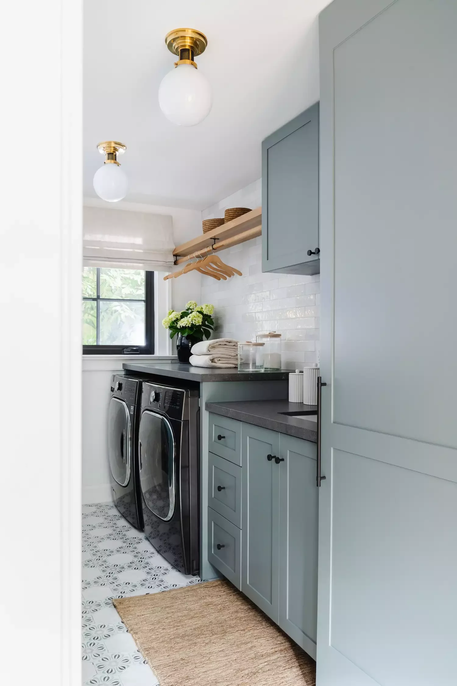 42 Brilliant Laundry Room Organization Solutions to Try This Season Use Matching Hangers