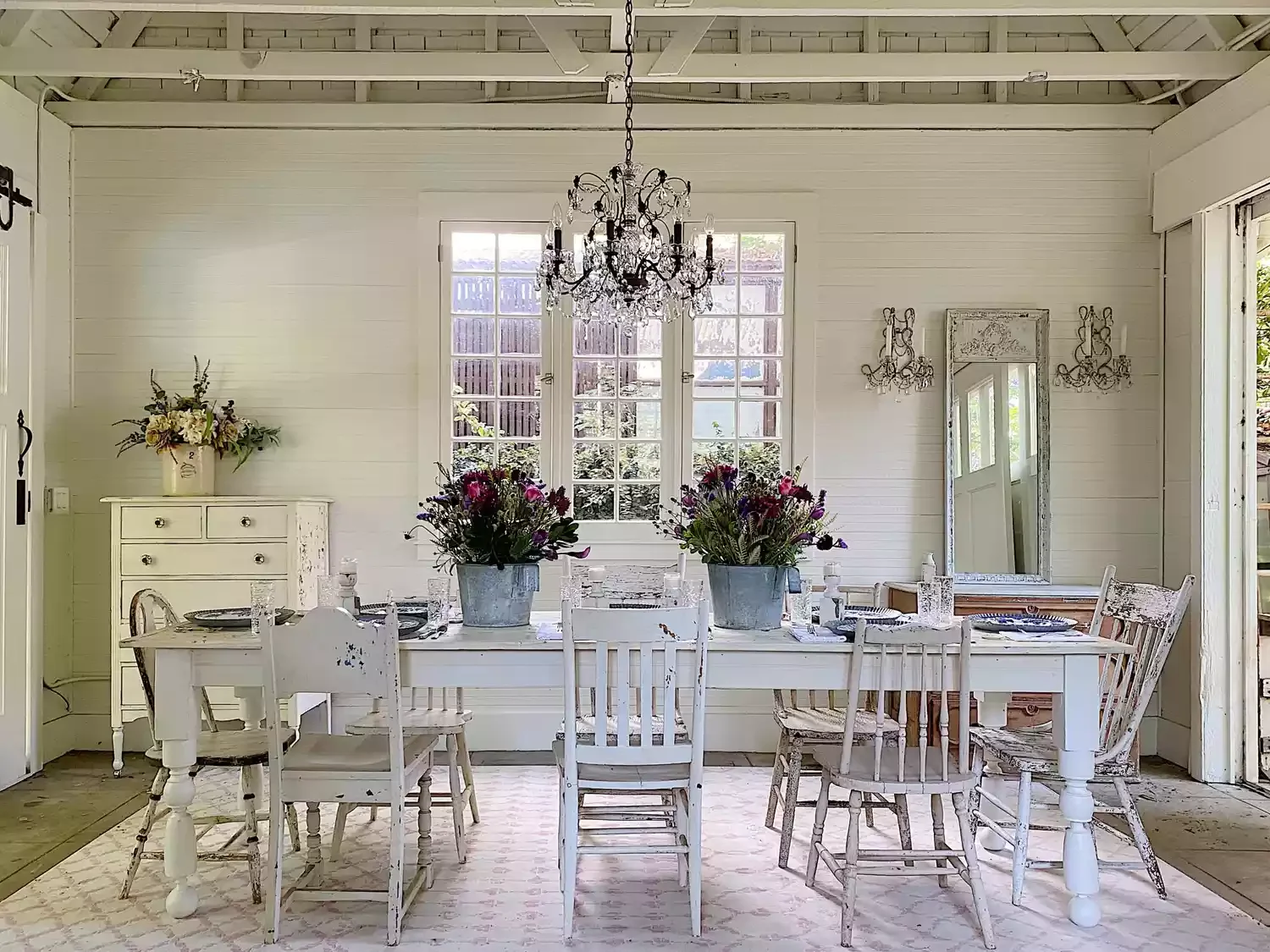 32 Modern Farmhouse Dining Room Ideas That Bring Rustic Warmth to Your Home Use Mismatched Seating