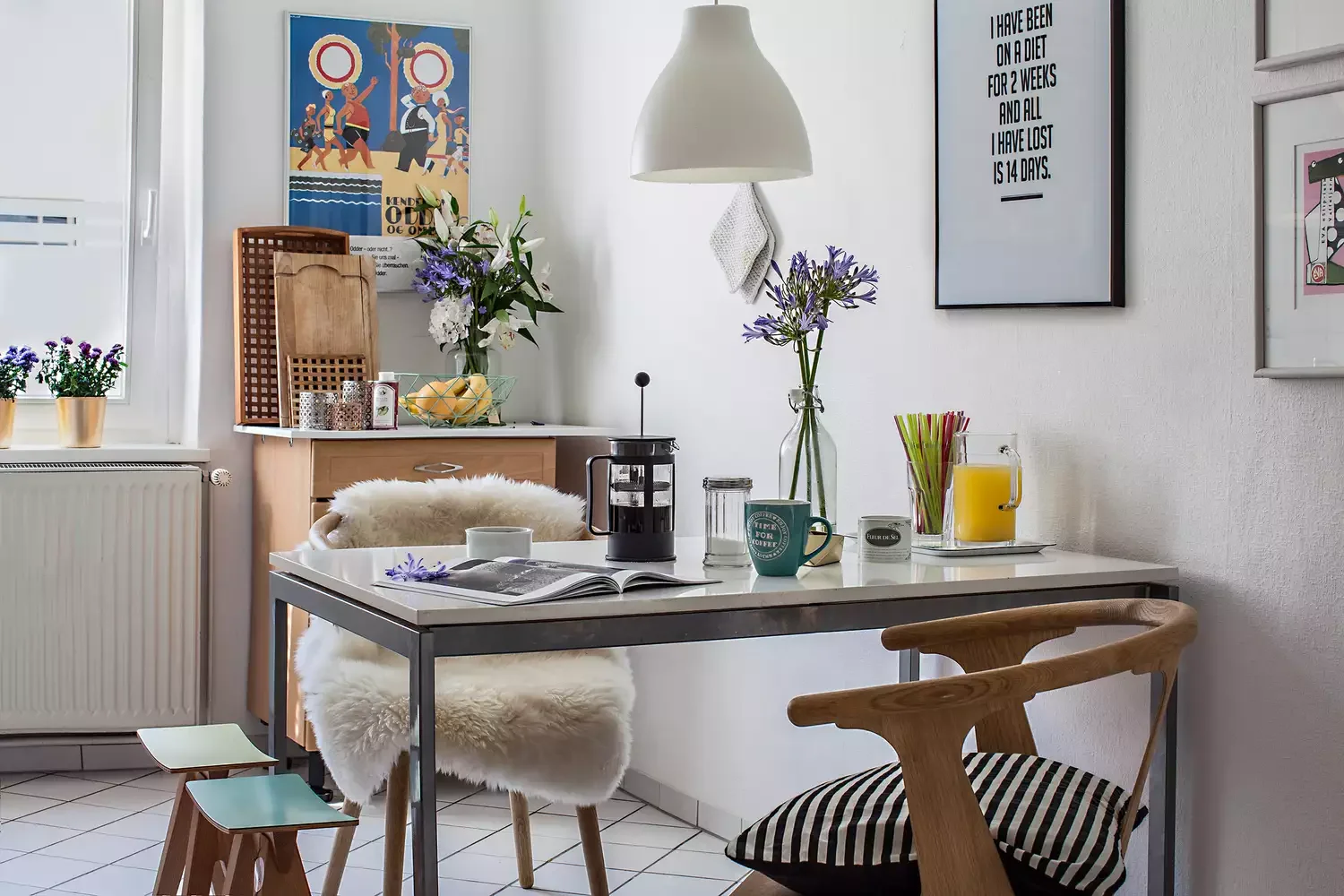 30 Beautiful Ways to Transform Your Apartment Into a Cozy Haven 21 Use Mismatched Seating