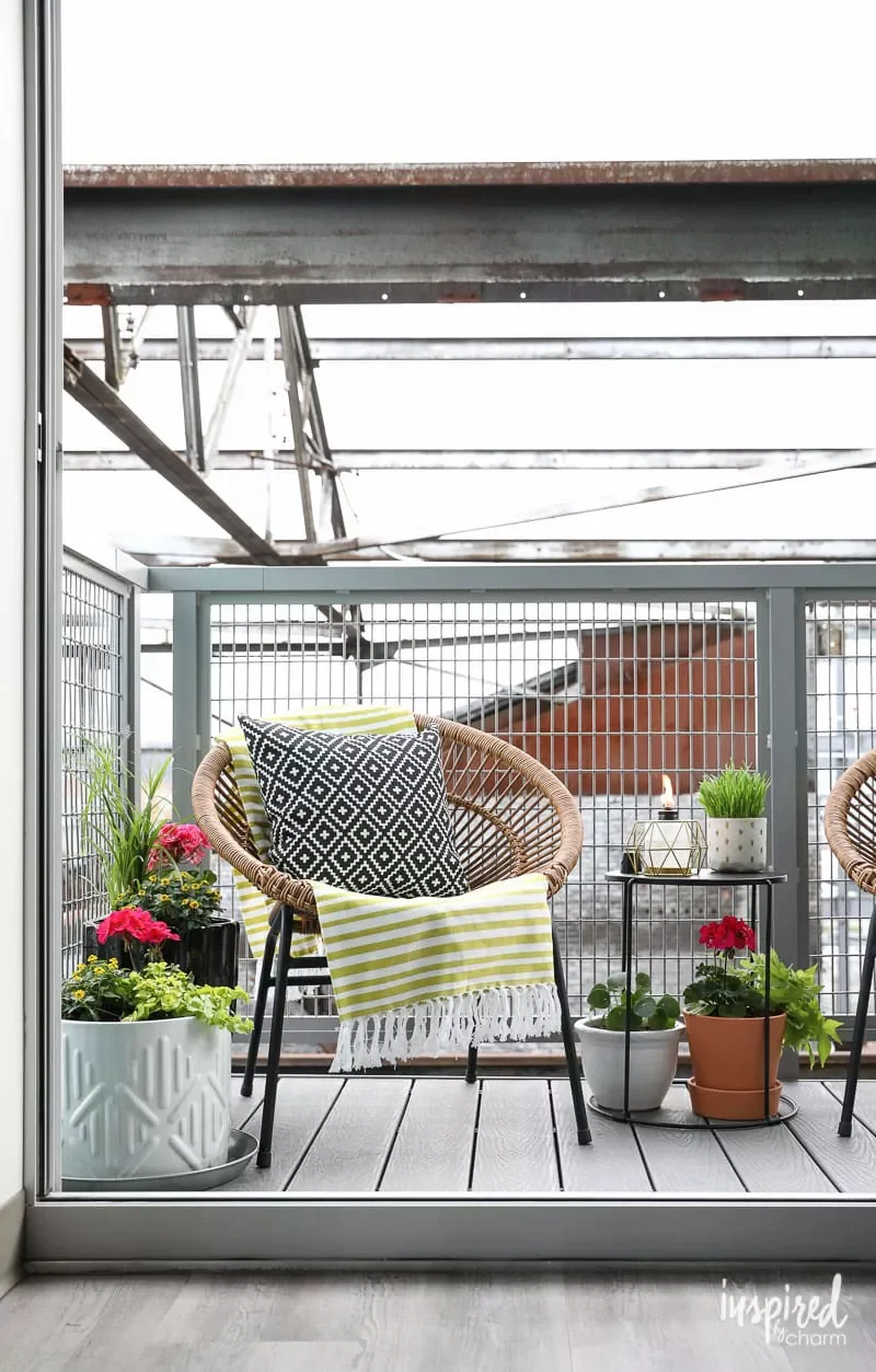 25 Christmas Balcony Ideas That Create a Holiday Wonderland Use Modern Christmas Colors
