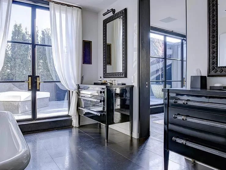 31 Stunning Black Bathroom Ideas That Create the Ultimate Stylish Retreat 22 Use Reflective Materials