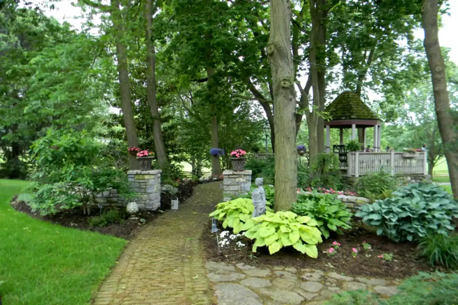 15 Creative Ways to Transform the Space Around Your Trees Use Shade-Loving Plants