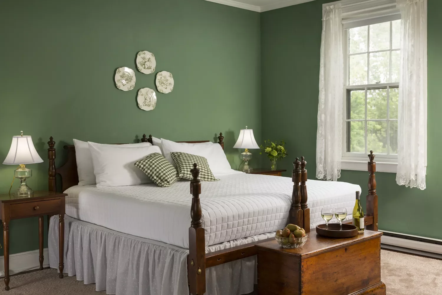 33 Stunning Dark Green Bedroom Ideas That Will Transform Your Space 8 Use Traditional Accents