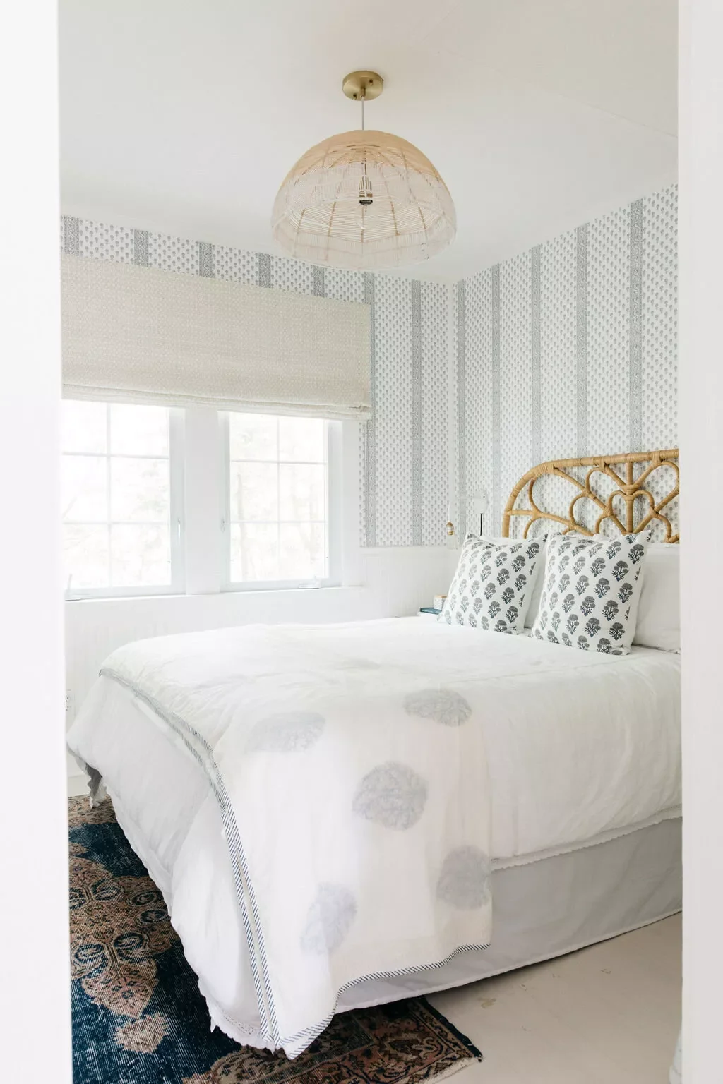 22 Smart Guest Bedroom Ideas That Make Small Spaces Feel Huge 22 Use Vertical Stripes